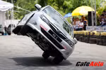 Clip: Pha trình diễn lái xe ô tô bằng 2 bánh ngoạn mục ở Việt Nam