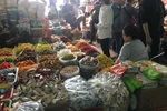 Chợ Tết ngập thực phẩm, hàng không nhãn mác