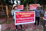 Hàng trăm phụ huynh Thanh Lãng tập trung phản đối chuyển trường 