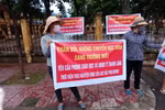 Hàng trăm phụ huynh Thanh Lãng tập trung phản đối chuyển trường 