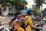 Phụ huynh Hạ Đình cho con nghỉ học, đeo khẩu trang kín mít vì sợ thủy ngân