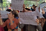 Hàng trăm phụ huynh giơ khẩu hiệu đòi xử lý Ban giám hiệu và công ty Hương Thành