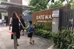 Quá lo sợ, nhiều phụ huynh trường Gateway tự đưa con đi học