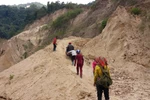 Xúc động giáo viên vùng biên trèo đèo lội suối vận động học sinh đến trường