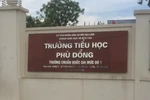 Phụ huynh Tiểu học Phù Đổng vã mồ hôi mua sách cho con giá bằng cả tạ thóc