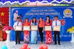 Hiệu trưởng không đạt chiến sĩ thi đua vẫn lên sân khấu nhận danh hiệu 