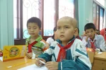 Bệnh tật không ngăn nổi bước chân các em thơ tới lớp