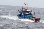 Tàu cá có 13 thuyền viên đang gặp nạn trên vùng biển Trường Sa