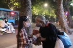 Học sinh chuyên Hà Nội - Amsterdam chia sẻ yêu thương với người lao động nghèo