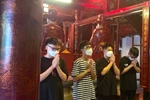 Sĩ tử "đội nắng" đến Văn Miếu cầu may cho kỳ thi vào lớp 10
