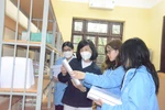Học sinh trường THPT chuyên Trần Phú tặng sách chữ nổi cho học sinh khiếm thị