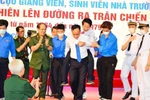 Xúc động hình ảnh Phó giáo sư cõng bác thương binh trong buổi gặp mặt cựu SV