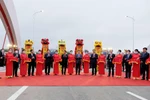 Phó Thủ tướng Chính phủ Lê Văn Thành dự cắt băng thông xe kỹ thuật cầu Rào