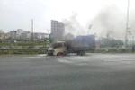 Xe tải bốc cháy ngùn ngụt gần Thiên đường Bảo Sơn