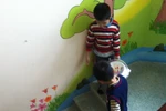 Công bố thêm clip bé 5 tuổi bị 'hành hạ': Cô giáo nói dối!