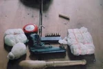 Kiểm tra mũ bảo hiểm, công an bắt được 8 bánh heroin và nhiều súng