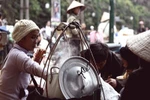 Người Hà Nội co ro trong cái rét đầu mùa
