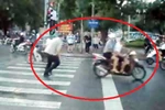 Chùm ảnh: Ông Tây chạy ngược chạy xuôi phân làn giao thông ở Hà Nội