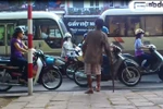Video: Một ngày "đồng hành" cùng gã ăn xin giàu hơn... công chức