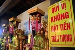 Chùm ảnh: "Tiện tay hối lộ"... Phật tổ và Thánh thần