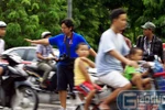 Video: Du khách nước ngoài "giỡn mặt tử thần" ở Hà Nội