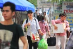 Sinh viên nhễ nhại dưới nắng nóng đợi xe về nghỉ lễ