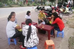 Vụ 'bẻ cong' Nghị định: Mẹ đi cùng con gái đề phòng 'chuyện bất trắc'