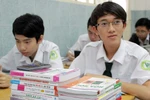 Tài liệu hướng dẫn thi quốc gia của NXB Giáo dục là...hàng ngoài