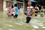 Chùm ảnh: Mưa bão, học sinh bì bõm đến trường 