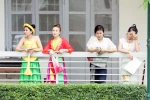 Môn thi năng khiếu: Thí sinh mặc áo dài, tứ thân thi hát, kể chuyện