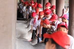 Chùm ảnh: Thầy trò tranh nhau sờ đầu rùa Văn Miếu