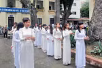 Thầy, trò trường Đinh Tiên Hoàng dâng hương trong ngày khai giảng