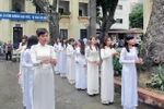 Thầy, trò trường Đinh Tiên Hoàng dâng hương trong ngày khai giảng