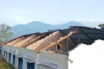Hàng chục phòng học bị tốc mái, thầy trò trường tiểu học thoát chết