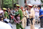 Chờ con thi, mẹ đã ngất dưới trời nắng nóng