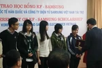 Hàng trăm học sinh, sinh viên nghèo vượt khó được nhận học bổng