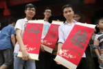 Tấp nập sĩ tử thắp hương, xin chữ mong đỗ đại học