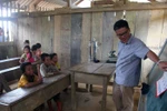 Giáo sư Ngô Bảo Châu đi dép tổ ong lên “dạy học” ở bản Lũng Luông