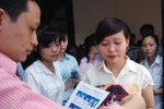Nắng 40 độ, thí sinh tay bưng nước, tay cầm bút vào phòng thi môn đầu tiên
