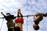 Nhìn trẻ em vùng núi chơi mà cay lòng mắt