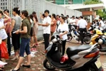 Chùm ảnh: Phụ huynh đứng ngồi không yên chờ con thi Amsterdam 