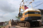 Người dân Kim Bon đã có xe xúc - ủi để làm đường, làm nương