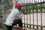 Chùm ảnh: Bơ phờ chờ con giữa mùa thi