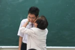 Trò nghèo Ams dùng tiền được ủng hộ tặng HS vùng cao
