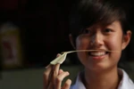 HS Hà Nội quên học để đi bán "tuổi thơ" cho du khách