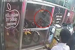  30 giây phá khóa trộm xe ngay trước mặt khách 
