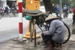 Câu chuyện mưu sinh đáng suy nghĩ của ông lão vá xe bên đường