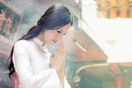 Mai Phương Thúy áo dài trắng tinh khôi nơi cửa thiền