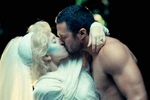 Hot 1/2: Lady Gaga khiến người yêu "tẽn tò"