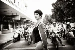 Xuân Lan thư thái trên phố cổ Hà Nội
